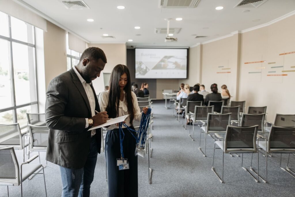 Formation en anglais professionnel à Kinshasa : des cadres congolais en tenue professionnelle dans un bureau moderne