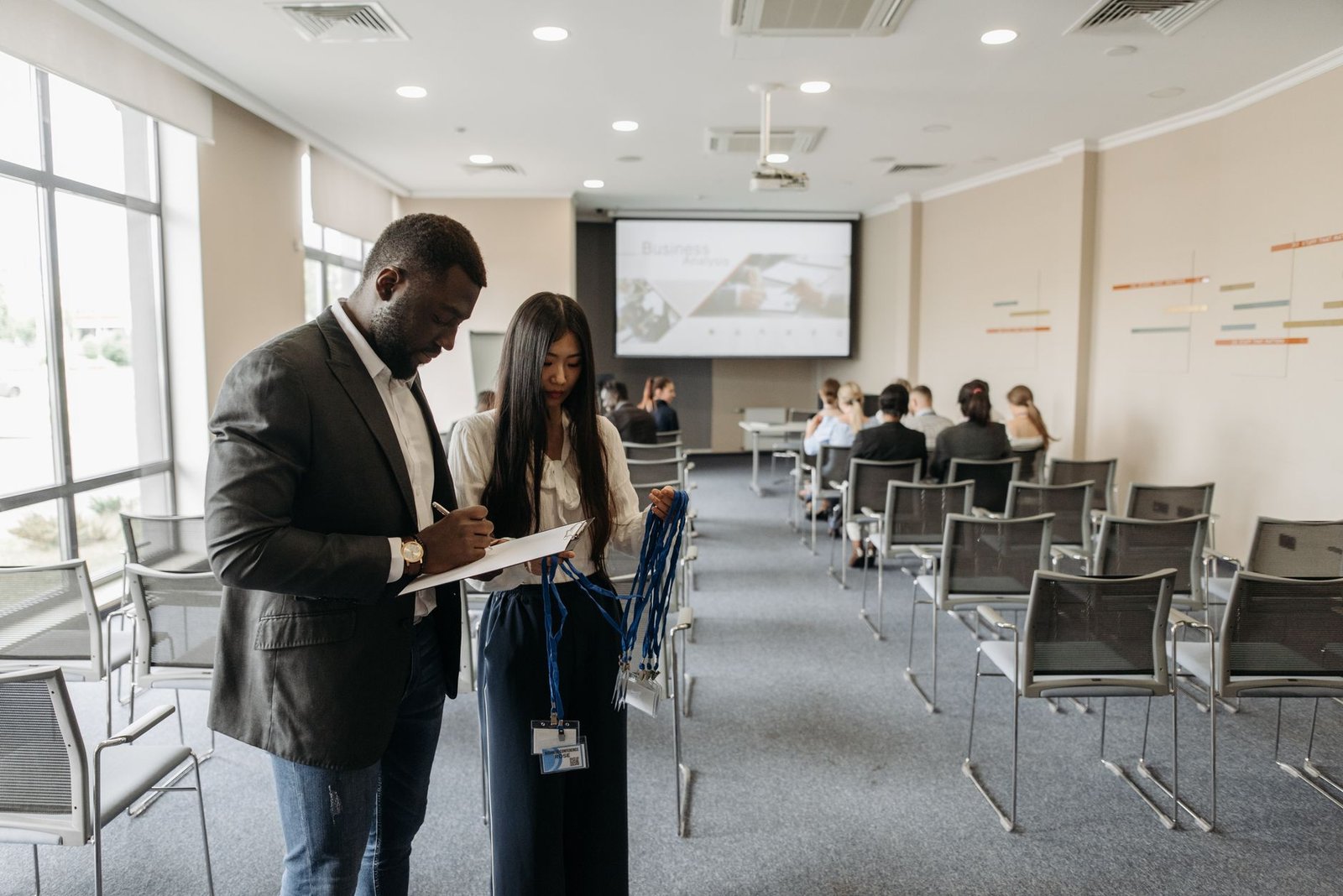 Formation en anglais professionnel à Kinshasa : des cadres congolais en tenue professionnelle dans un bureau moderne
