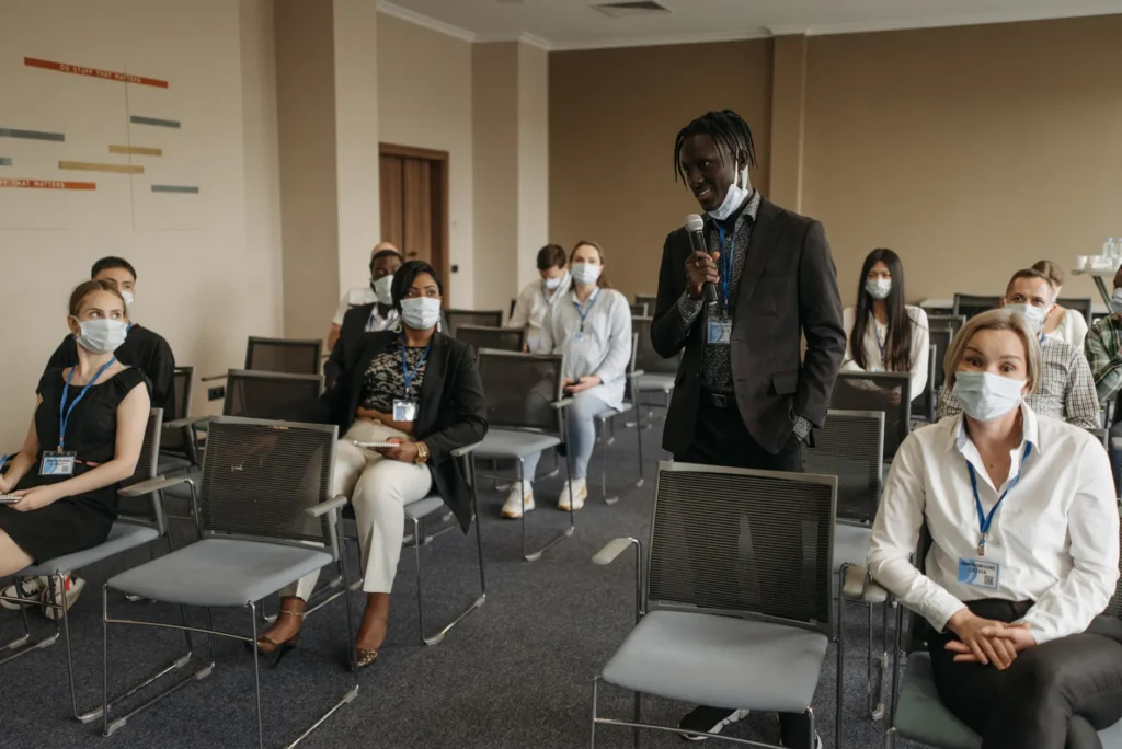 Interprète professionnel lors d'une réunion de coordination humanitaire à Goma, Est de la RDC