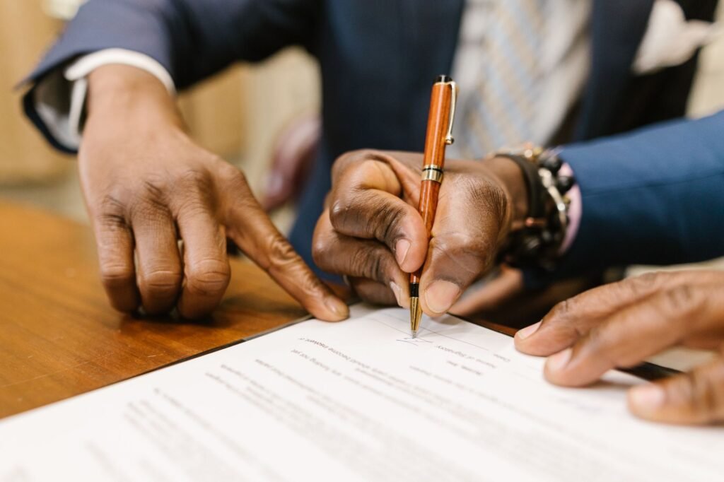 Juriste d'affaires à Brazzaville vérifiant un contrat commercial certifié et des actes notariés au Congo